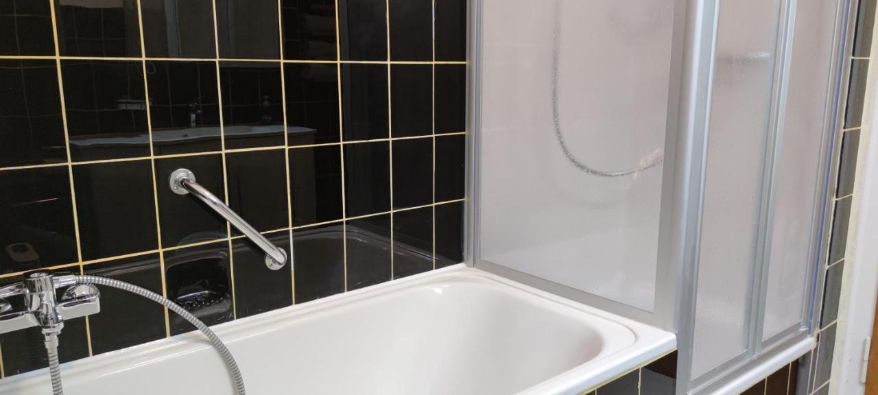 Schoene Und Optimal Gelegene Wohnung Og Weisskirchen Exterior foto